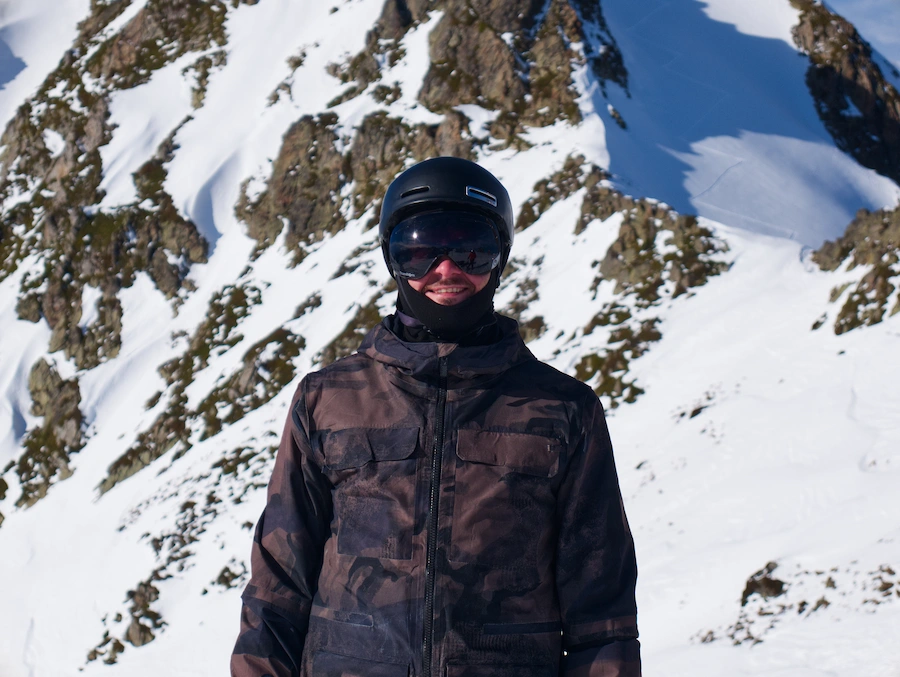 Billy Nightingale web designer and developer snowboarding in the La Mongie